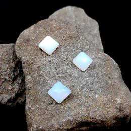 Kaboszon Preciosa Opal Biały Kwadratowy 10 mm