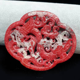 Amulet Medalion Jadeit Rzeźbiony Czerwony Zawieszka 70x57 mm